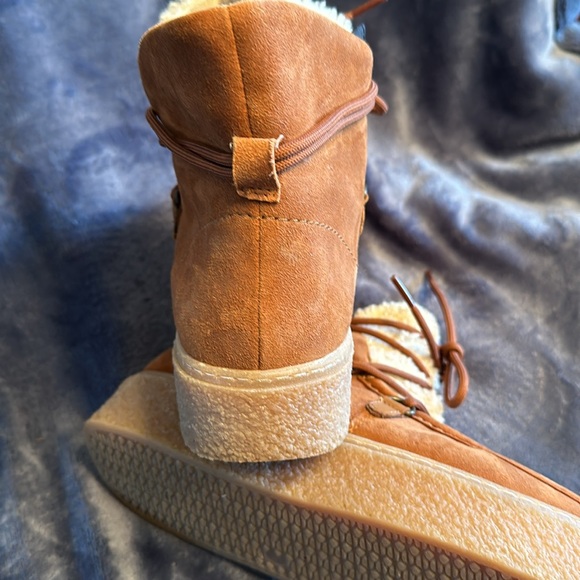 Women’s Hush Puppy lug sole short boot, size 9 - Picture 4 of 7